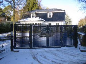 dieses Foto zeigt eine Toranlage von PK Zaunanlagen und Tortechnik